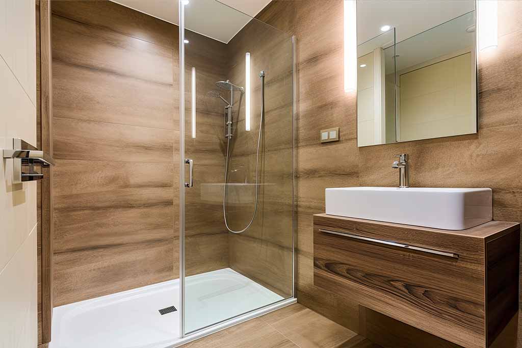 Tipos de mamparas de ducha: Descubre cuál se adapta mejor a tu baño